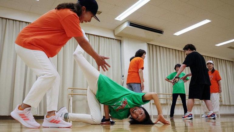 Salah seorang anggota mengatakan yakin bisa melakukan breakdance hingga berusia 100 tahun, jika dia masih hidup.  