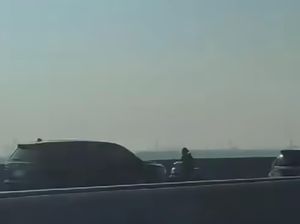 Video Pemotor Nekat Melaju Lawan Arah di Tol MBZ Video Pemotor Nekat Melaju Lawan Arah di Tol MBZ