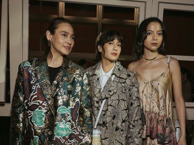 Foto: Adu Gaya Glamor Seleb di Fashion Show Biyan Spring-Summer 2025