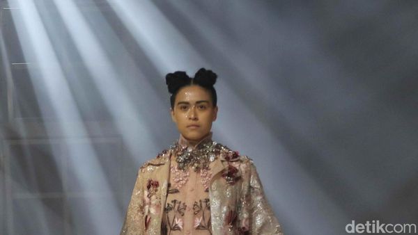 Foto Koleksi Biyan Spring/Summer 2025, Busana Terinspirasi Keindahan Bunga