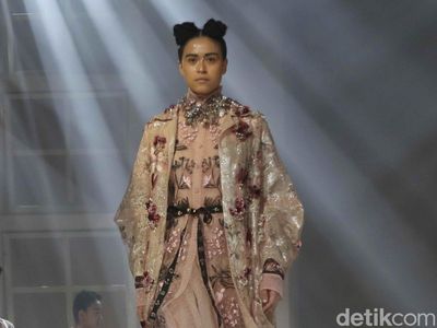 Foto Koleksi Biyan Spring/Summer 2025, Busana Terinspirasi Keindahan Bunga