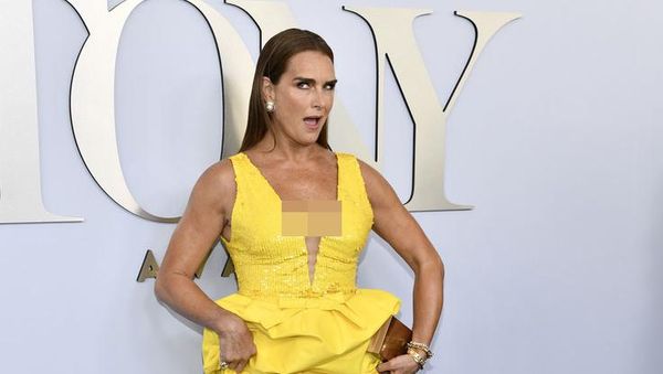 7 Gaya Brooke Shields di Red Carpet Tony Awards, Pakai Ugly Shoes Crocs