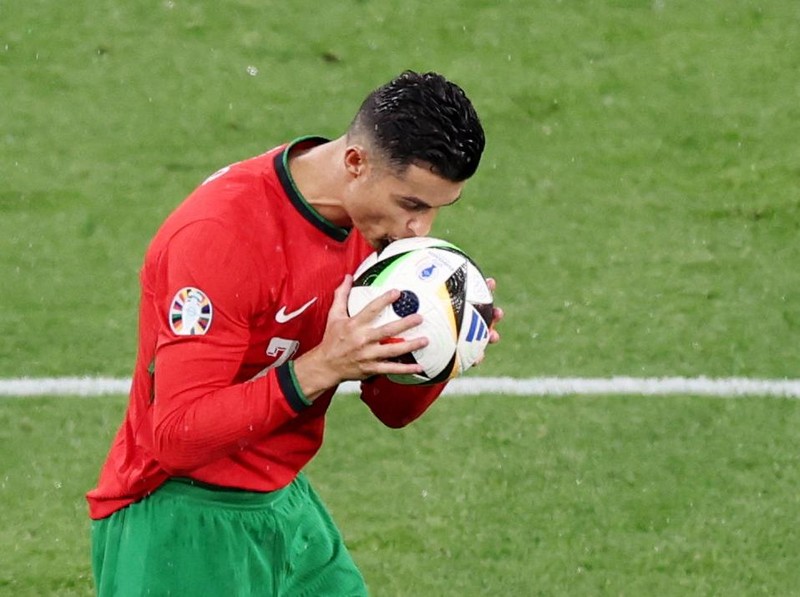 Soccer Football - Euro 2024 - Group F - Portugal v Czech Republic - Leipzig Stadium, Leipzig, Germany - June 18, 2024  Portugal's Cristiano Ronaldo kisses the ball REUTERS/Karina Hessland