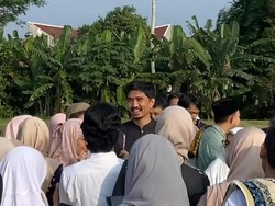 Viral Duta SO7 Diserbu Emak-emak Usai Salat Idul Adha, Ekspresinya Jadi Sorotan