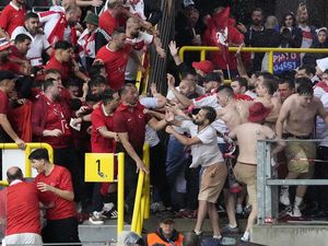 Turki vs Georgia: Suporter Baku Hantam-Atap Stadion Bocor Turki vs Georgia: Suporter Baku Hantam-Atap Stadion Bocor