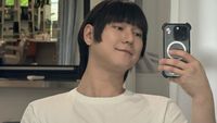 7 Foto OOTD Go Kyung Pyo, Gaya Nyentriknya Viral Ada yang Pakai Rok