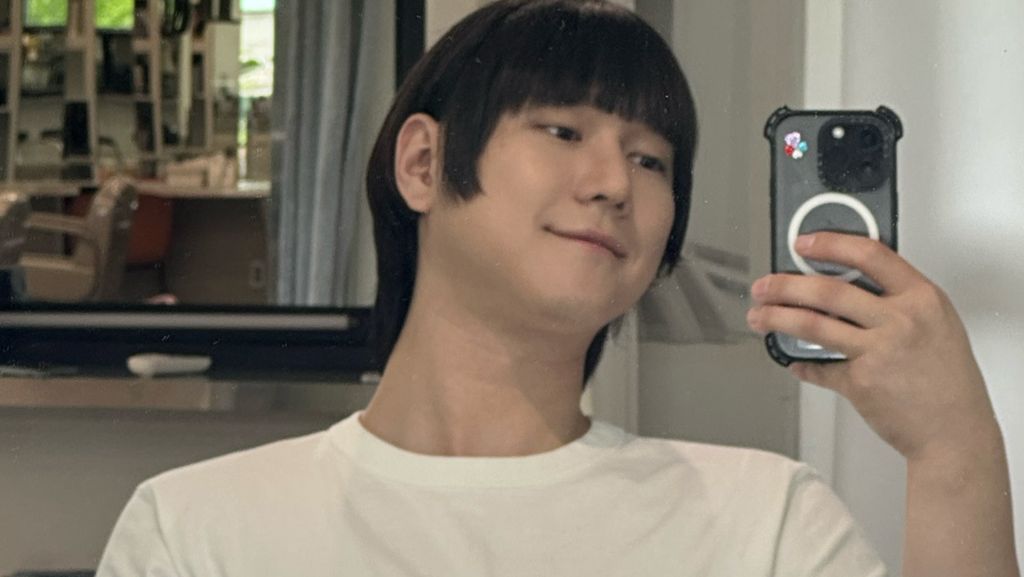 7 Foto OOTD Go Kyung Pyo, Gaya Nyentriknya Viral Ada yang Pakai Rok 7 Foto OOTD Go Kyung Pyo, Gaya Nyentriknya Viral Ada yang Pakai Rok