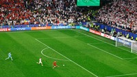 Jelang akhir laga Kerem Akturkoglu menceploskan bola ke gawang kosong Georgia dan memastikan kemangan Turki 3-1. REUTERS/Leon Kuegeler.  