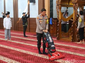 Berbekal Pel hingga Sapu, Polisi Bersihkan Rumah Ibadah di Karawang