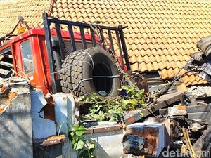 Truk Tabrak Motor hingga Rumah di Pasuruan, Suami-Istri dan Ayah-Anak Tewas