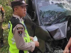 Mobil Pikap Ringsek Hantam Pohon di Sirampog Brebes, Belasan Orang Terluka Mobil Pikap Ringsek Hantam Pohon di Sirampog Brebes, Belasan Orang Terluka