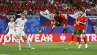 Portugal tampil dominan tapi tak mampu membongkar lini pertahanan lawan hingga babak pertama usai. Skor 0-0 tak berubah hingga jeda. REUTERS/John Sibley  
