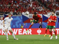 Portugal tampil dominan tapi tak mampu membongkar lini pertahanan lawan hingga babak pertama usai. Skor 0-0 tak berubah hingga jeda. REUTERS/John Sibley  