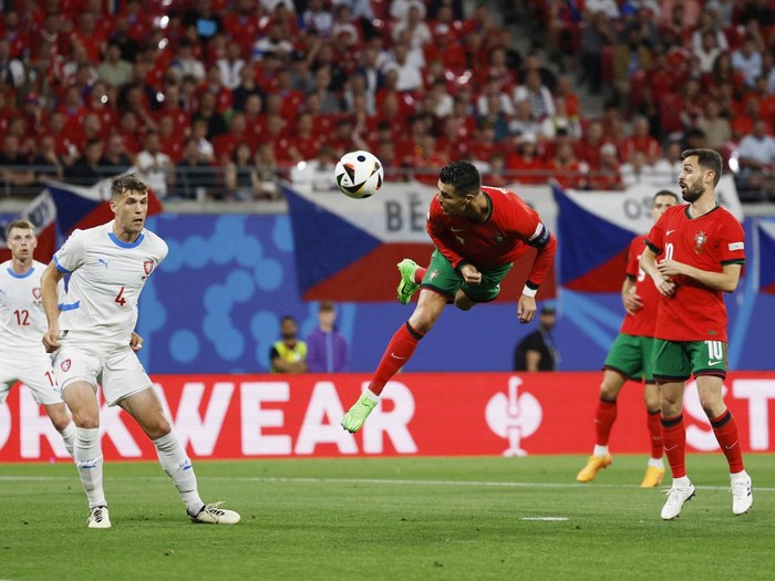 Soccer Football - Euro 2024 - Group F - Portugal v Czech Republic - Leipzig Stadium, Leipzig, Germany - June 18, 2024  Portugal's Cristiano Ronaldo heads at goal REUTERS/John Sibley