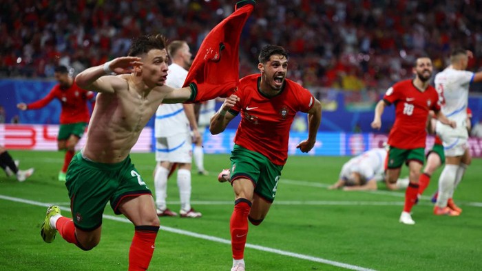 Soccer Football - Euro 2024 - Group F - Portugal v Czech Republic - Leipzig Stadium, Leipzig, Germany - June 18, 2024  Portugal's Francisco Conceicao celebrates scoring their second goal with Pedro Neto REUTERS/Lisi Niesner