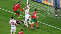 Selecao das Quinas bisa bangkit menyamakan kedudukan tujuh menit berselang. Robert Hranac bikin gol bunuh diri pada menit ke-69. REUTERS/Karina Hessland  