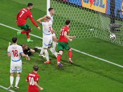 Selecao das Quinas bisa bangkit menyamakan kedudukan tujuh menit berselang. Robert Hranac bikin gol bunuh diri pada menit ke-69. REUTERS/Karina Hessland  