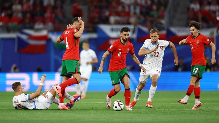 Laga Dramatis Portugal Vs Republik Ceko Soccer Football - Euro 2024 - Group F - Portugal v Czech Republic - Leipzig Stadium, Leipzig, Germany - June 18, 2024 Portugal's Bruno Fernandes in action with Czech Republic's Tomas Soucek REUTERS/Lisi Niesner