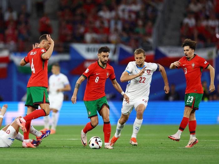Soccer Football - Euro 2024 - Group F - Portugal v Czech Republic - Leipzig Stadium, Leipzig, Germany - June 18, 2024  Portugal's Bruno Fernandes in action with Czech Republic's Tomas Soucek REUTERS/Lisi Niesner