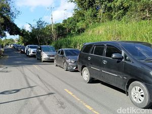 Kondisi Jalan Poros Maros-Bone Imbas Longsor Hari Ini: Macet 5 Km Kondisi Jalan Poros Maros-Bone Imbas Longsor Hari Ini: Macet 5 Km
