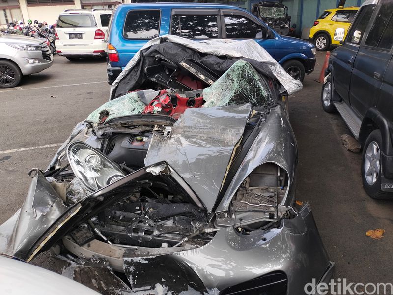 Mobil sport Porsche Cayman ringsek menabrak bagian belakang truk di Tol Dalam Kota, Jakarta, dini hari tadi. Pengemudi Porsche tewas akibat kecelakaan ini. (Astrid Meishella/detikcom)