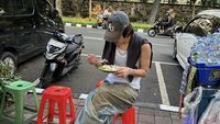 10 Momen Artis Korea Melokal, Makan Pinggir Jalan Hingga Naik TransJakarta