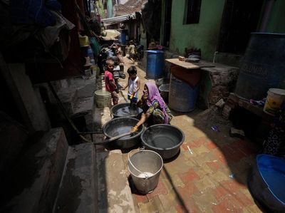 Musim Panas Bikin Warga India Antre Ambil Air dari Keran Umum