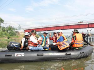 Pasang Filter Sampah, Pembersihan Sungai Citarum Terus Dilanjutkan