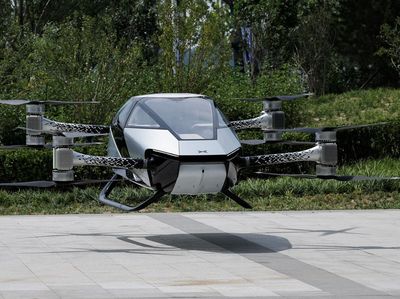 Penampakan Mobil Terbang XPeng X2 Mengudara di Beijing