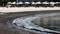 Penampakan Tumpahan Minyak Cemari Pantai di Singapura