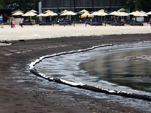 Penampakan Tumpahan Minyak Cemari Pantai di Singapura