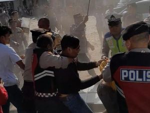 Penghitungan Suara Ulang Caleg PKS Lombok Barat Ricuh, Gerbang KPU Roboh