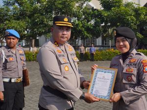Prestasi Karate Bripda Gaby Diganjar Penghargaan dari Kapolresta Sidoarjo Prestasi Karate Bripda Gaby Diganjar Penghargaan dari Kapolresta Sidoarjo