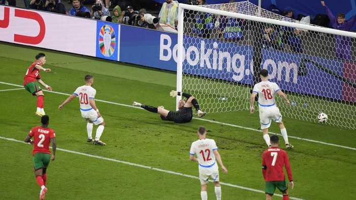 Portugals Francisco Conceicao (26) scores his sides second goal during a Group F match between Portugal and Czech Republic at the Euro 2024 soccer tournament in Leipzig, Germany, Tuesday, June 18, 2024. (AP Photo/Sergei Grits)