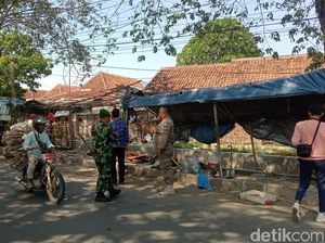 Pasrahnya Warsinih Saat Diminta Bongkar Lapak Jualannya di Indramayu