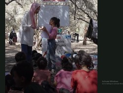 Wanita Palestina Ini Buat Sekolah Keliling untuk Anak-anak Gaza, Ini Sosoknya