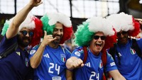 Penggemar Italia bergaya dengan rambut kribo warna-warni khas warna bendera italia. REUTERS/Leon Kuegeler