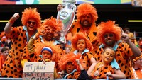 Suporter Belanda berpose di tribun. REUTERS/Kacper Pempel
