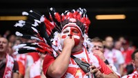 Gaya unik juga ditunjukkan oleh penggemar Polandia saat laga Polandia vs Belanda di Hamburg Volksparkstadion, Hamburg, Jerman. REUTERS/Annegret Hilse