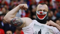 Penggemar Serbia unjuk otot saat laga Serbia vs Inggris di Arena AufSchalke, Gelsenkirchen, Jerman. REUTERS/Wolfgang Rattay