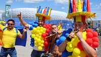 Penggemar Rumania memainkan alat musik di luar stadion sebelum pertandingan Rumania vs Ukraina di Munich Football Arena, Munich, Jerman. REUTERS/Leonhard Simon