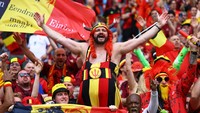 Penggemar Belgia beraksi dengan kostum unik saat laga Belgia vs Slovakia di Frankfurt Arena, Frankfurt, Jerman. REUTERS/Lee Smith