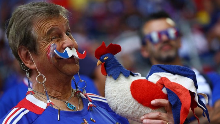 Potret Nyentrik Suporter di Euro 2024 Soccer Football - Euro 2024 - Group D - Austria v France - Dusseldorf Arena, Dusseldorf, Germany - June 17, 2024 A France fan poses with a toy rooster inside the stadium before the match REUTERS/Kacper Pempel