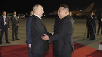 Potret Putin Tiba di Korut, Disambut Hangat Kim Jong Un