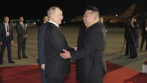 Potret Putin Tiba di Korut, Disambut Hangat Kim Jong Un
