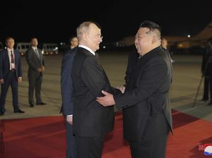 Potret Putin Tiba di Korut, Disambut Hangat Kim Jong Un Potret Putin Tiba di Korut, Disambut Hangat Kim Jong Un