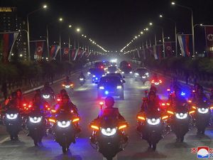 Segini Harga Mobil yang Ditumpangi Putin-Kim Jong Un di Pyongyang