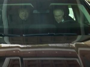 Kim Jong Un Dapat Hadiah Mobil Baru Lagi dari Vladimir Putin Kim Jong Un Dapat Hadiah Mobil Baru Lagi dari Vladimir Putin