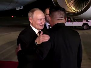 Momen Putin Tiba di Korut, Disambut Pelukan Kim Jong Un