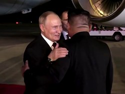 Momen Putin Tiba di Korut, Disambut Pelukan Kim Jong Un